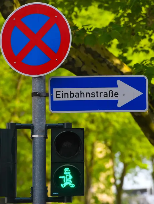 Sebuah lampu hijau untuk pejalan kaki bergambar karakter filsuf Jerman Karl Marx di Trier, Jerman (3/5). Di kota Trier, Karl Marx menghabiskan 17 tahun hidupnya di kota kecil yang membentang di tepi sungai Moselle. (AFP/Patrik Stollarz)