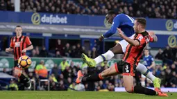 Romelu Lukaku. Striker Everton ini mencetak quattrick di pekan ke-24 Liga Inggris musim 2016/2017 saat menghadapi tamunya Bournemouth yang berkesudahan 6-3, 4 Februari 2017. Total 25 gol dicetaknya di musim tersebut dan membawanya menempati posisi kedua top skor di bawah Harry Kane. (AFP/Oli Scarff)