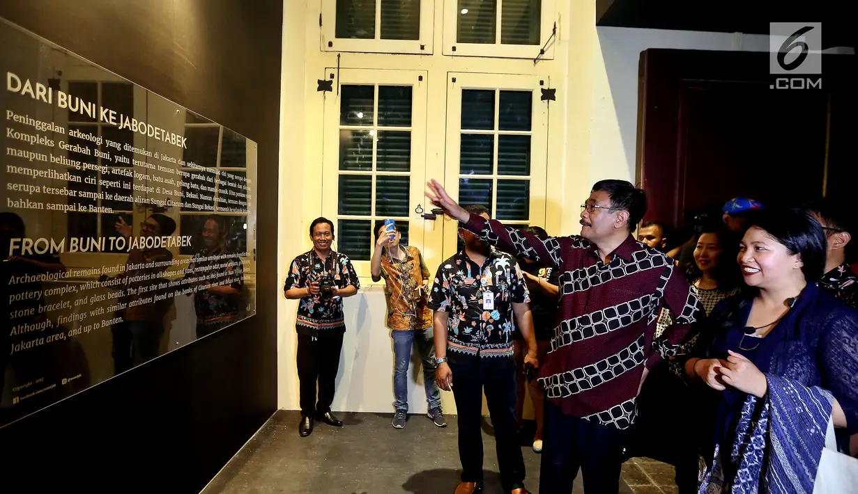 Gubernur DKI Jakarta, Djarot Saiful Hidayat saat meresmikan revitalisasi Kawasan Kota Tua fase pertama, Kamis (5/10). Dalam kesempatan tersebut, Gubernur juga mendeklarasikan wisata kuliner Kota Tua di Lokbin Taman Kota Intan. (Liputan6.com/JohanTallo)