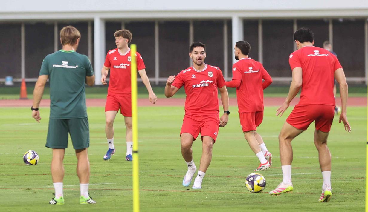 Diketahui, pelatih asal Kanada ini telah mematangkan taktik dan memimpin sesi latihan di Stadion Madya menjelang laga perdananya pada Selasa 24 Maret 2026. Tampak dalam foto, para pemain Timnas Indonesia menggelar sesi latihan resmi jelang melawan Saint Kitts and Nevis pada laga perdana FIFA Series 2026 di Stadion Madya, Kompleks Gelora Bung Karno, Jakarta, Kamis (26/3/2026). (Bola.com/M Iqbal Ichsan)