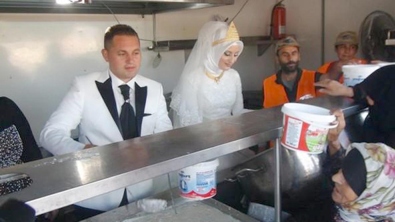 Pengantin Bagikan Makanan untuk 4000 Pengungsi di Pestanya 