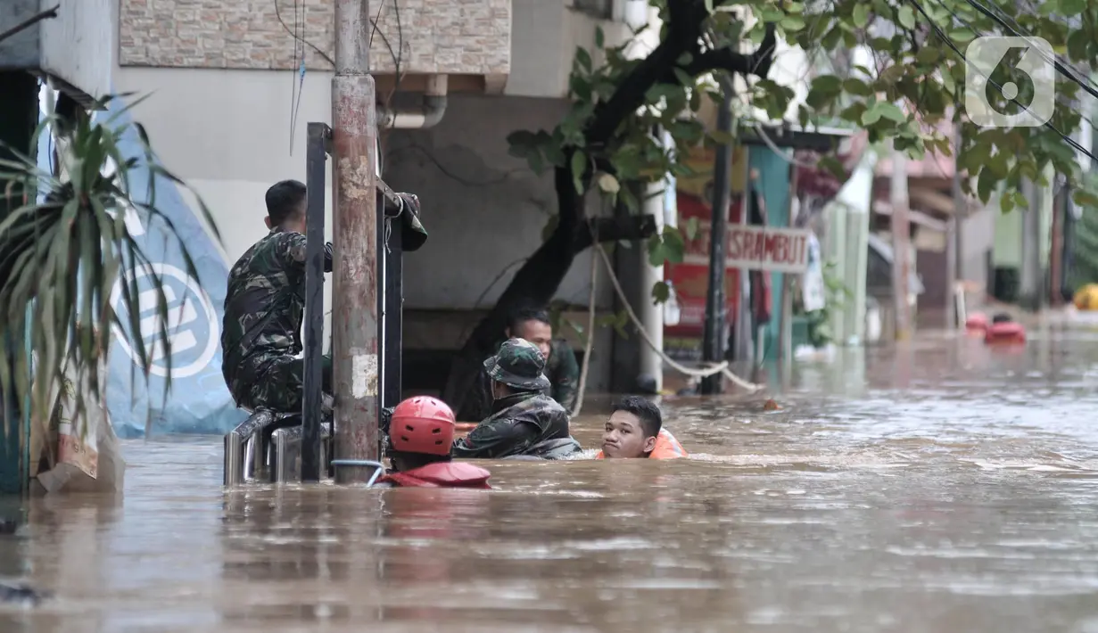 Petugas gabungan mengevakuasi warga saat banjir merendam permukiman Cipinang Melayu, Jakarta, Rabu (1/1/2020). Ratusan rumah warga di Kelurahan Cipinang Melayu terendam banjir hingga ketinggian leher orang dewasa sejak dini hari tadi dan telah menewaskan dua warga. (merdeka.com/Iqbal S Nugroho)