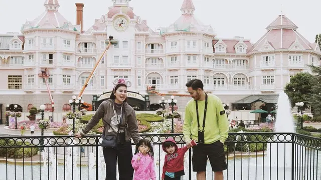 Potret Harmonis Keluarga Kecil Syahnaz Sadiqah dan Ritchie Ismail  [Instagram/syahnazs] [Instagram/syahnazs]