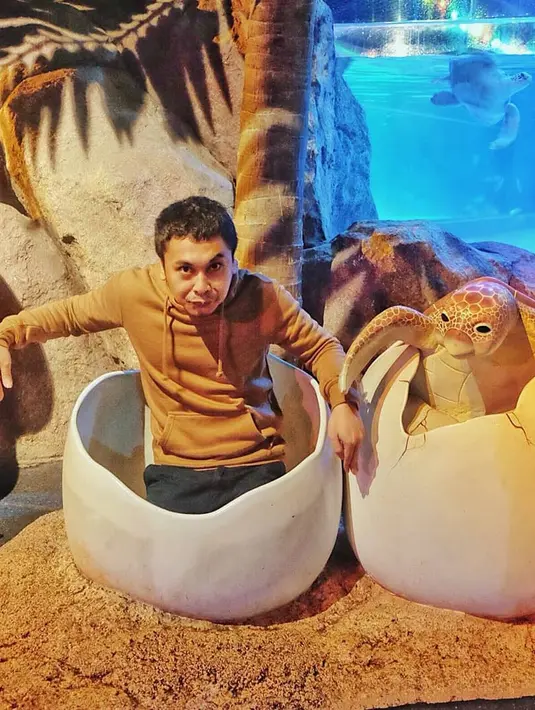 "Proses kelahiran jin kura2." tulisnya saat meniru gaya proses kelahiran kura-kura yang ada disebelahnya. (instagram/raditya_dika)