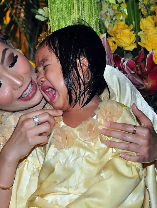Ayu Dewi menjelaskan, dalam acara itu, Aqilah sempat menanggis karena mengantuk dan harus berganti baju 3 kali. Ini sekaligus menjawab keinginan ibunya sebelum wafat. (Deki Prayoga/Bintang.com)