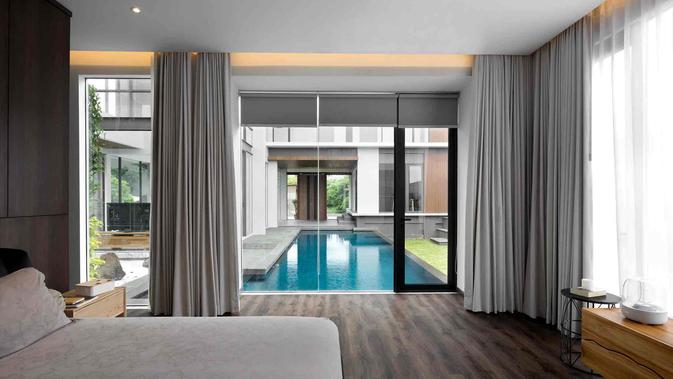 Kamar tidur dengan view kolam renang BP House karya Rakta Studio. (dok. Arsitag.com)