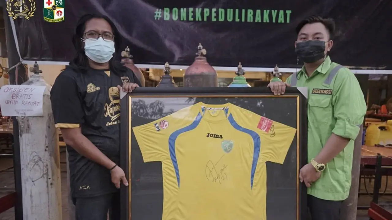 Green Nord melelang jersey milik eks kapten legendaris Bajul Ijo, Mat Halil.