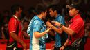 Tontowi Ahmad/Liliyana Natsir mendapat arahan dari pelatih Richard Mainaky (kanan) dan Nova Widianto saat bertanding melawan pebulutangkis Tiongkok, Zhang Nan/Zhao Yunlei. (Bola.com/Arief Bagus)