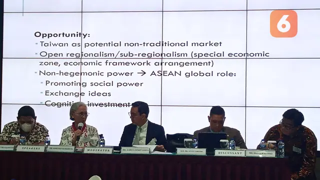 Seorang peneliti Research and Operations on Technology and Societies Adriana Elisabeth memaparkan tentang "Kebangkitan Kekuatan Militer dan Ekonomi China: Ketegangan yang Meningkat di Selat Taiwan dan Area Sekitarnya" dalam acara diskusi yang diselenggara