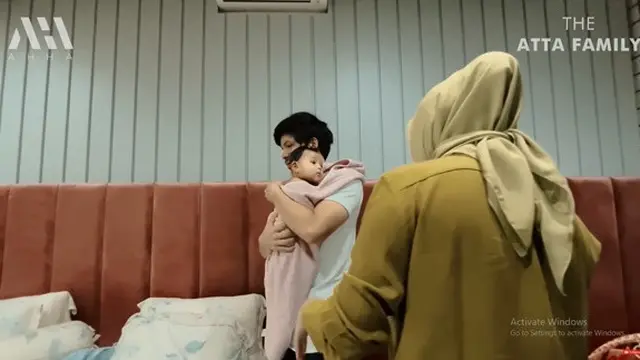 Atta Halilitar dibantu Aurel Hermansyah memandikan Ameena. (Foto: YouTube/AH)