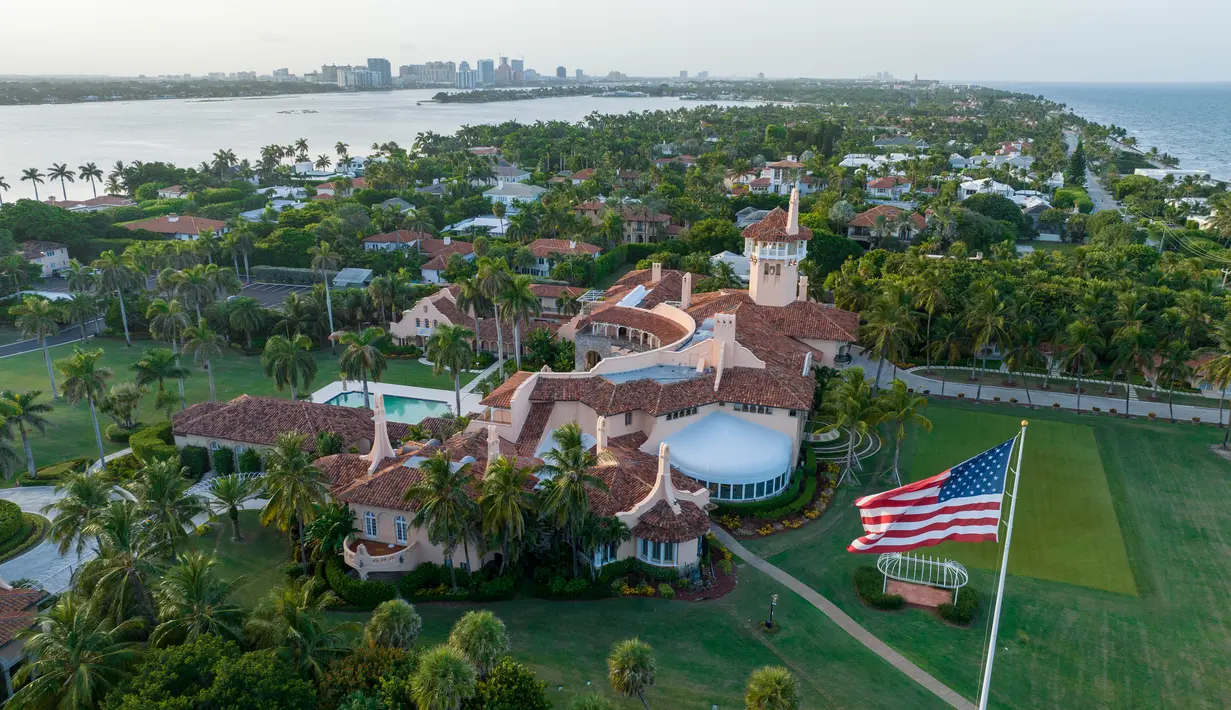 <p>Pemandangan udara rumah milik Presiden Donald Trump di Mar-a-Lago, Palm Beach, Florida, Amerika Serikat, 10 Agustus 2022. Sejauh ini, tujuan penggeledahan FBI terhadap rumah Donald Trump itu belum diketahui. (AP Photo/Steve Helber)</p>