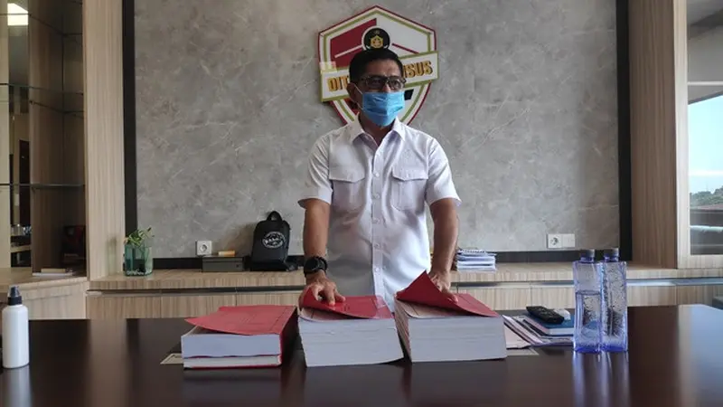 Direktur Reskrimsus Polda Riau Kombes Andri Sudarmadi memperlihatkan berkas tersangka kebakaran lahan PT Berlian Mitra Inti.