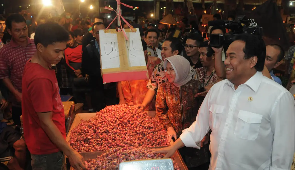 Mendag Rachmat Gobel saat berhenti di lapak pedagang bawang dan mengajak sang pedagang berdialog, Tangerang, Selasa (18/11/2014). (Liputan6.com/Herman Zakharia) 