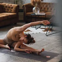 Sebelum memulai arm sculpt & stretch, Sahabat Fimela hanya membutuhkan beberapa perlengkapan sederhana seperti matras yoga atau alas yang nyaman, dumbbell ringan jika ingin menambah intensitas. (Sumber: Pexels).