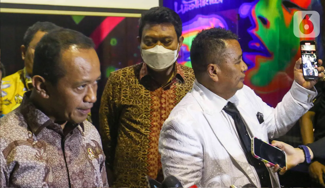 enteri Investasi/Kepala Badan Koordinasi Penanaman Modal (BPKM) Bahlil Lahadalia bersama pemilik saham gerai Holywings Hotman Paris memberikan keterangan pers di kawasan Gunawarman, Jakarta, Jumat (15/7/2022). Bahlil Lahadalia telah melakukan pemeriksaan langsung ke Holywings terkait dengan adanya penemuan pelanggaran izin usaha. (Liputan6.com/Herman Zakharia)