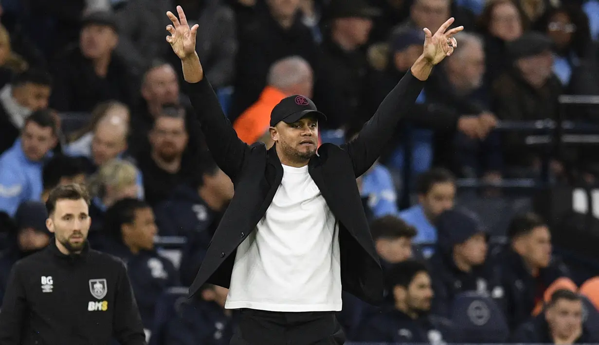 Reaksi pelatih Burnley, Vincent Kompany saat menghadapi Manchester City pada laga perempatfinal Piala FA 2022/2023 di Etihad Stadium, Manchester (18/3/2023). Vincent Kompany yang lama bermain bersama Manchester City dan kini menjadi pelatih, baru saja sukses membawa Burnley promosi ke Premier League musim depan. Vincent Kompany dilahirkan pada 10 April 1986 di Uccle, Belgia. (AFP/Oli Scarff)