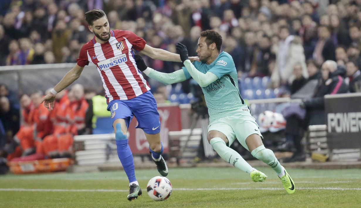 Pemain Barcelona, Neymar (kanan) berusaha merebut bola dari pemain Atletico Madrid,  Yannick Carrasco pada leg pertama semifinal Copa Del Rey di Vicente Calderon stadium, Madrid, Selasa (01/2/20170.  (EPA/Emilio Naranjo)
