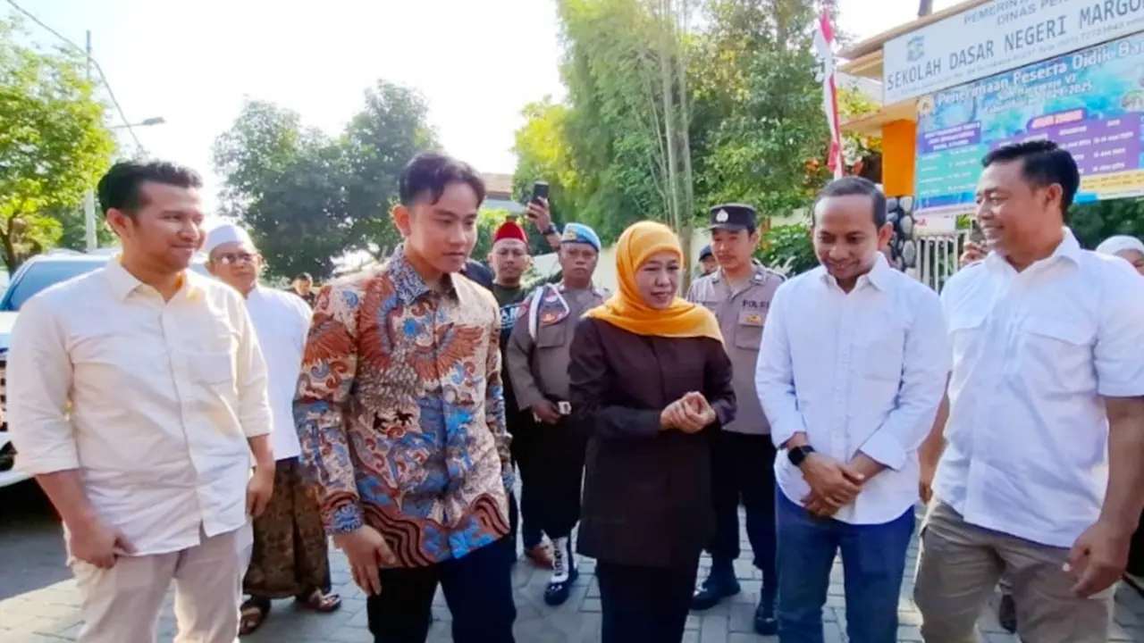Wakil Presiden terpilih Gibran Rakabuming Raka bertemu dengan Khofifah Indar Parawansa dan Emil Elistiano Dardak.