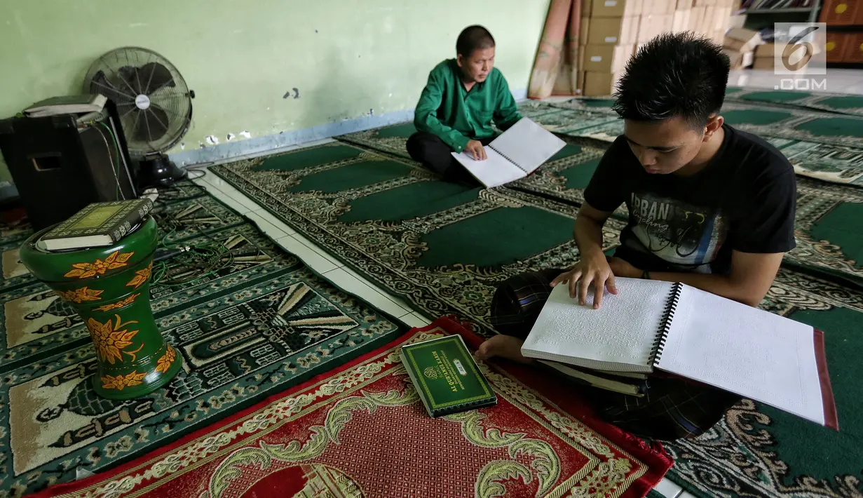 Dua santri penyandang tunanetra membaca Al Quran Braille di Yayasan Raudlatul Makfufin, Tangsel, Kamis (24/5). Satu set Al Quran Braille terjemahan berharga Rp.1.800.000 sedangkan tanpa terjemahan seharga Rp.1.100.000. (Liputan6.com/Fery Pradolo)
