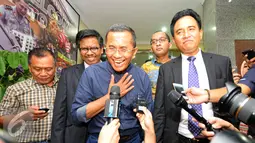 Dahlan Iskan memberikan keterangan usai menjalani pemeriksaan di Bareskrim Mabes Polri, Jakarta, Senin (22/6/2015). Dahlan diperiksa sebagai saksi dalam dugaan korupsi pengadaan BBM High Speed Diesel PT PLN tahun 2010. (Liputan6.com/Yoppy Renato)