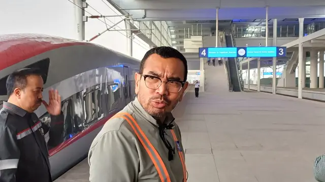 Staf Khusus Menteri sekaligus Juru Bicara Kementerian BUMN, Arya Sinulingga  mencoba Kereta Cepat Jakarta Bandung dari Km 14 Bekasi Timur menuju Stasiun Tegalluar, Minggu (25/6/2023). Maulandy/Liputan6.com)