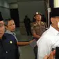 Gubernur Banten Wahidin Halim mengenakan masker saat lantik pejabat Pembro Banten. (Yandhi/Liputan6.com)
