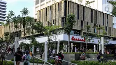 Warga memanfaatkan waktu berlibur lebaran dengan mengunjungi Sarinah Jakarta, Jumat (6/5/2022). Warga Jakarta dan sekitarnya mengisi libur Idul Fitri 1443 H untuk berjalan jalan dan berekreasi bersama keluarga ke Mall dan tempat-tempat wisata di Ibu&nbsp;Kota. (Liputan6.com/Johan Tallo)