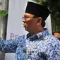 Gubernur DKI Jakarta Basuki T Purnama mengecat pagar Monas di Jakarta, Selasa (10/11). Pengecetan pagar Monas ini merupakan kontribusi nyata dalam melestarikan aset publik serta dalam rangka memperingati Hari Pahlawan. (Liputan6.com/Gempur M Surya)