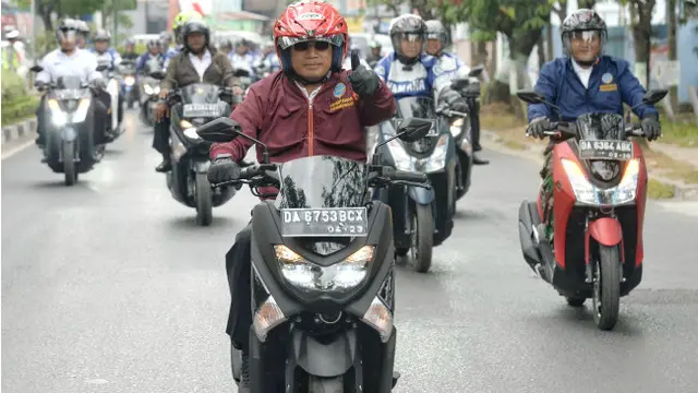 Gaya Menhub Budi Karya Naik Motor untuk Kampanye 'Safety Riding'