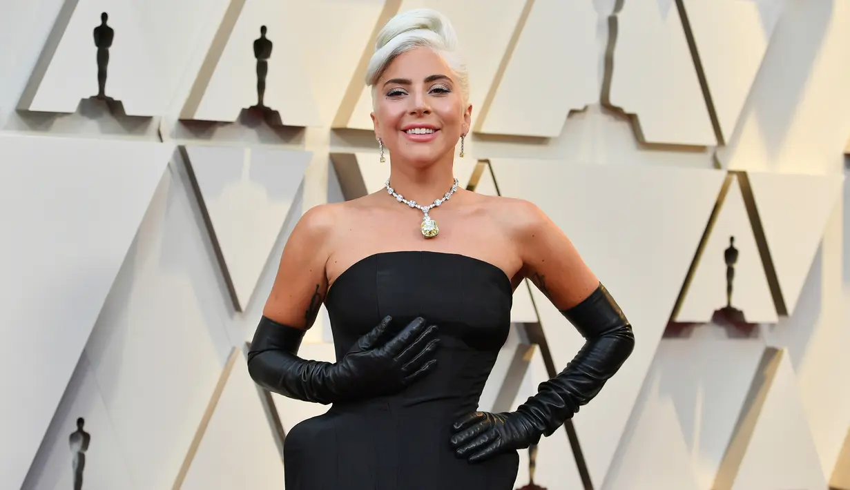 Penyanyi dan aktris Lady Gaga menghadiri Oscar 2019 di Dolby Theatre, Los Angeles, Minggu (24/2). Kalung bernilai sekitar Rp420 miliar itu baru tiga kali digunakan dalam acara perhelatan besar dalam kurun waktu 142 tahun ini. (Jordan Strauss/Invision/AP)
