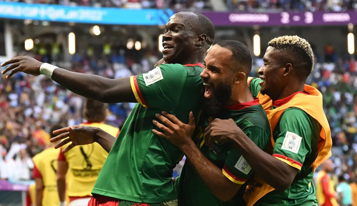Kamerun mampu membuat kejutan di laga terakhir Grup G Piala Dunia 2022 dengan mengalahkan Brasil 2-1. Meski pada akhirnya gagal melaju ke babak 16 besar, skuad berjuluk The Indomitable Lions sukses mengalami kenaikan peringkat FIFA yang cukup drastis. Skuad asuhan Rigobert Song kini berada di posisi ke-33, alias naik sepuluh peringkat dari posisi sebelumnya. (AFP/Andrej Isakovic)