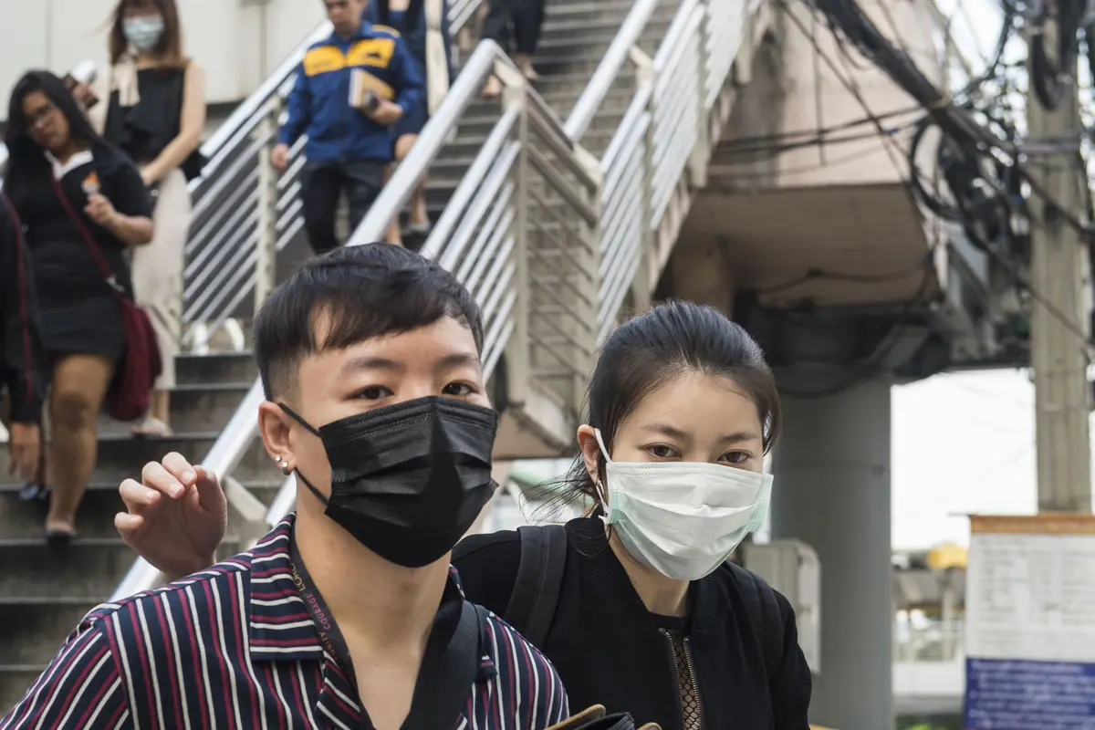 Diselimuti Kabut Asap, Warga Thailand Beraktivitas Pakai Masker