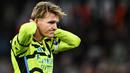 Reaksi kecewa kapten Arsenal, Martin Odegaard setelah gagal memaksimalkan peluang di depan gawang Aston Villa pada laga pekan ke-16 Liga Inggris 2023/2024 di Villa Park, Birmingham, Minggu (10/12/2023) dini hari WIB. (AFP/Justin Tallis)