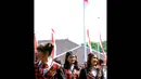 Di Lapangan Satria Mandala, Jakarta, JKT48 muncul dengan seragam kebanggaan, kotak-kotak merah hitam, Minggu (17/8/14). (Liputan6.com/Faisal R Syam)