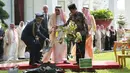 Raja Arab Saudi Salman bin Abdulaziz Al Saud didampingi oleh Presiden Joko Widodo saat menanam Pohon Ulin di halaman tengah Istana Merdeka, Jakarta, Kamis (2/3). (Liputan6.com/Angga Yuniar)