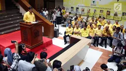 Ketua Umum Partai Golkar Airlangga Hartarto mengumumkan pengurus baru Partai Golkar periode 2018-2019 di DPP Partai Golkar, Slipi, Jakarta, Senin (22/1). Airlangga mengatakan revitalisasi ini berfokus pada Pemilu 2019. (Liputan6.com/JohanTallo)