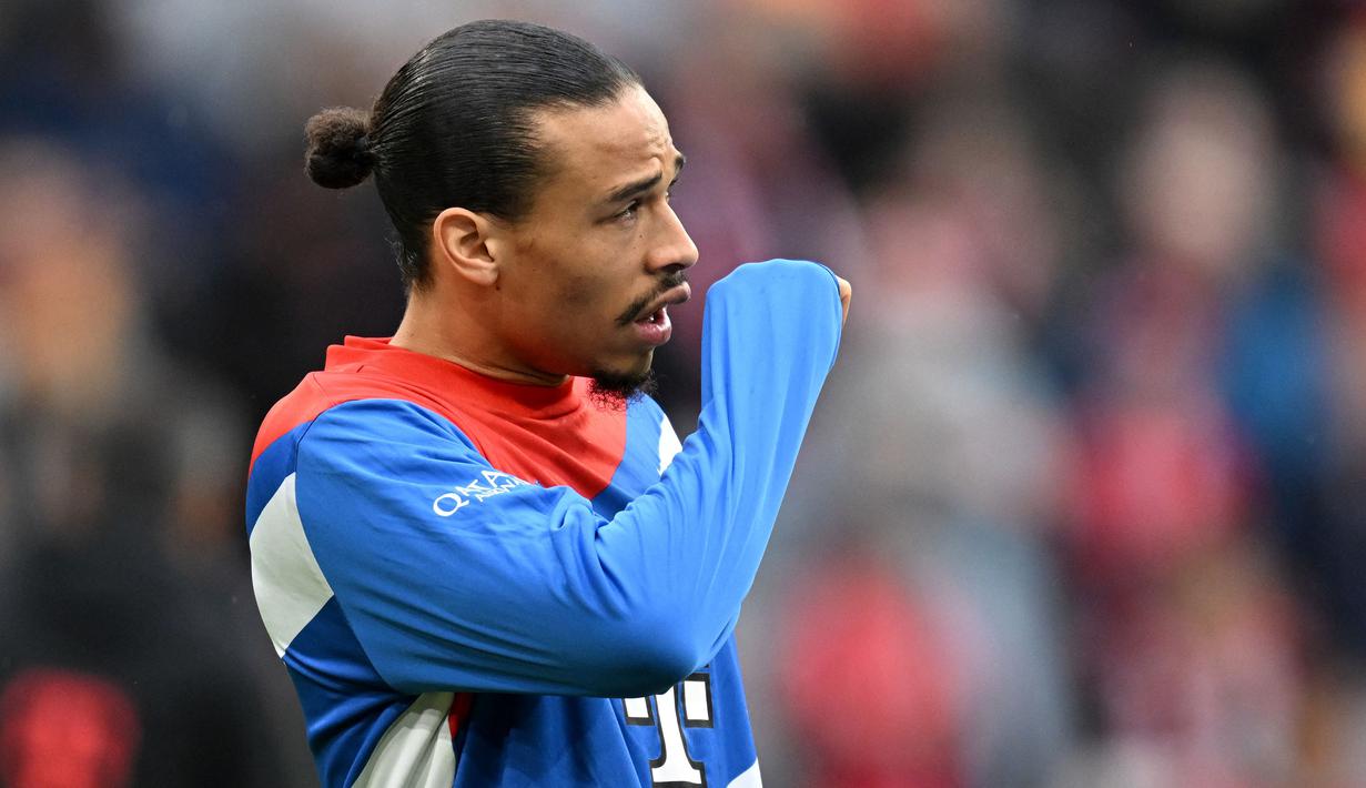 Pemain Bayern Munchen, Leroy Sane melakukan pemanasan sebelum laga lanjutan Liga Jerman 2022/2023 melawan TSG Hoffenheim di Allianz Arena, Munchen, Senin (17/04/2023) WIB. Bibir atas Sane terlihat mengalami pembengkakan setelah terlibat pertikaian dengan Sadio Mane setelah laga leg pertama Liga Champions melawan Manchester City. (AFP/Christof Stache)