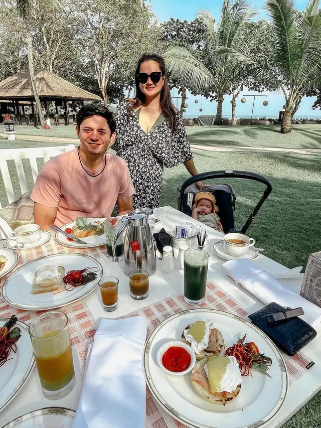 7 Kebersamaan Andrew Andika dan Tengku Dewi Putri Liburan Bersama Buah Hati
