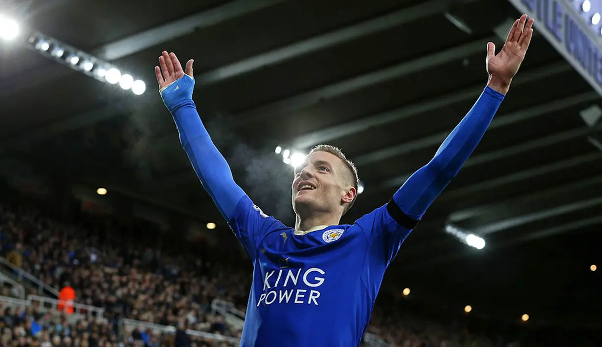 Striker Leicester, Jamie Vardy, merayakan gol usai bobol gawang Newcastle pada laga Liga Premier Inggris di Stadion St James Park, Inggris, Sabtu (21/11/2015). (AFP Photo/Lindsey Parnaby)