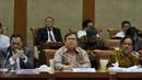 Menkeu Bambang Brodjonegoro (tengah), Gubernur BI Agus Martowardoyo (kiri) dan Menteri PPN Kepala Bappenas Sofyan Djalil saat mengikuti Rapat Kerja dengan  Komisi XI DPR RI, di Komples Parlemen, Jakarta, Senin (6/6).(Liputan6.com/Johan Tallo)