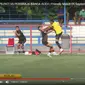 Tendangan kungfu bek AHHA PS Pati FC, Syaiful Indra Cahya terhadap gelandang Persiraja Banda Aceh, Muhammad Nadhiif. (Tangkapan layar YouTube AHHA PS FC).