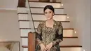 Pesona cantik dan berkelas dari Naysila Mirdad saat tampil mengenakan kebaya. Kebaya hitam dengan bordir emas, dipadunya dengan kain batik bernuansa senada dan selendang hitam yang serasi. [Foto: Instagram/avenue8boutique]