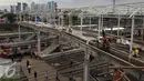 Aktivitas pekerja saat pembangunan jembatan penyeberangan orang (JPO) di Stasiun Kereta Api Tanah Abang, Jakarta, Senin (17/10). Pembangunan JPO tersebut untuk memberi rasa aman dan nyaman bagi pengguna jasa kereta api. (Liputan6.com/Johan Tallo)