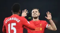 Jordan Henderson memberikan selamat kepada Daniel Sturridge yang mencetak gol keempat Liverpool ke gawang Stoke City. (Twitter Liverpool)