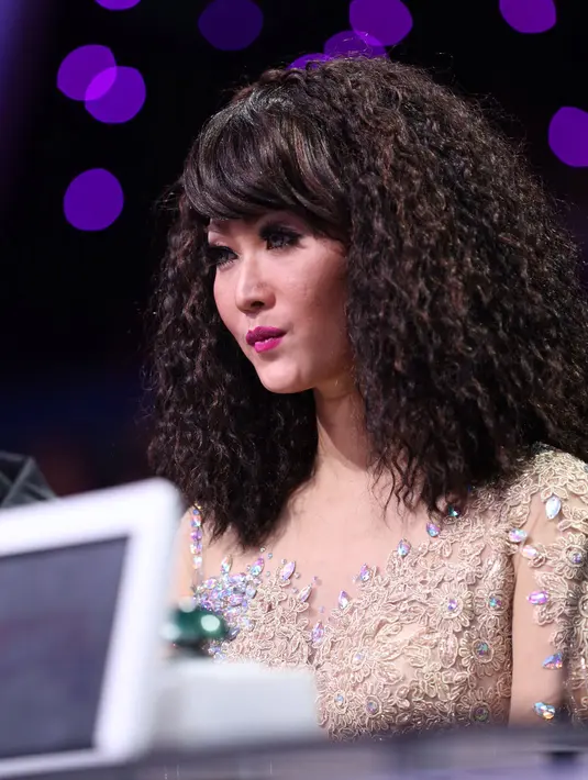 "Hehehe rambut ala nikkiminaj teranyar ... Aneh sih tapi tar pasti jg byk yg ngikutin hihihi" tulis penyanyi goyang ngebor itu dalam keterangan fotonya. (Andy Masela/Bintang.com)