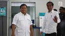 Presiden terpilih Joko Widodo atau Jokowi (kanan) bersama Ketua Umum Partai Gerindra Prabowo Subianto saat bertemu di Stasiun MRT Lebak Bulus, Jakarta, Sabtu (13/7/2019). Jokowi yakin Prabowo akan mendiskusikan dengan para relawan dan partai pendukung soal koalisi. (Liputan6.com/JohanTallo)
