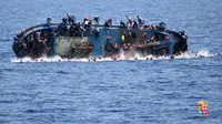 Momen 'Horor' Kapal Imigran Terbalik Lalu Tenggelam di Laut 