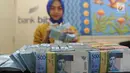 Sejumlah tumpukan uang lembaran di kantor cabang Bank BJB di Melawai, Jakarta (7/6). Pada tahun ini pemerintah telah mengalokasikan uang tunai sebesar Rp 188,2 Triliun atau meningkat 15,3 persen dari tahun lalu. (Merdeka.com/Arie Basuki)