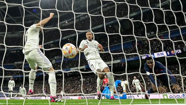 Foto: Gol Bunuh Diri Eder Militao Bawa Barcelona Segel Kemenangan di Markas Real Madrid pada Leg Pertama Semifinal Copa Del Rey