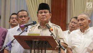 Capres Prabowo Subianto didampingi sejumlah pengurus BPN memberikan keterangan terhadap wartawan di Rumah Kertanegara, Jakarta Selatan, Rabu (8/5). Prabowo mengkritik pernyataan Hendropriyono yang mengingatkan sejumlah WNI keturunan arab untuk tidak menjadi provokator. (Liputan6.com/Faizal Fanani)